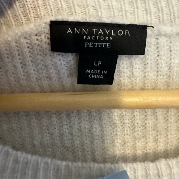 Elegant Cream Sweater with Belt - Picture 6 of 7